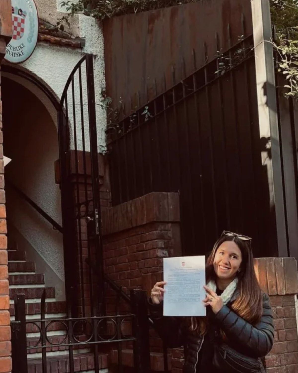 Mujer sostiene su constancia de solicitud de ciudadanía croata