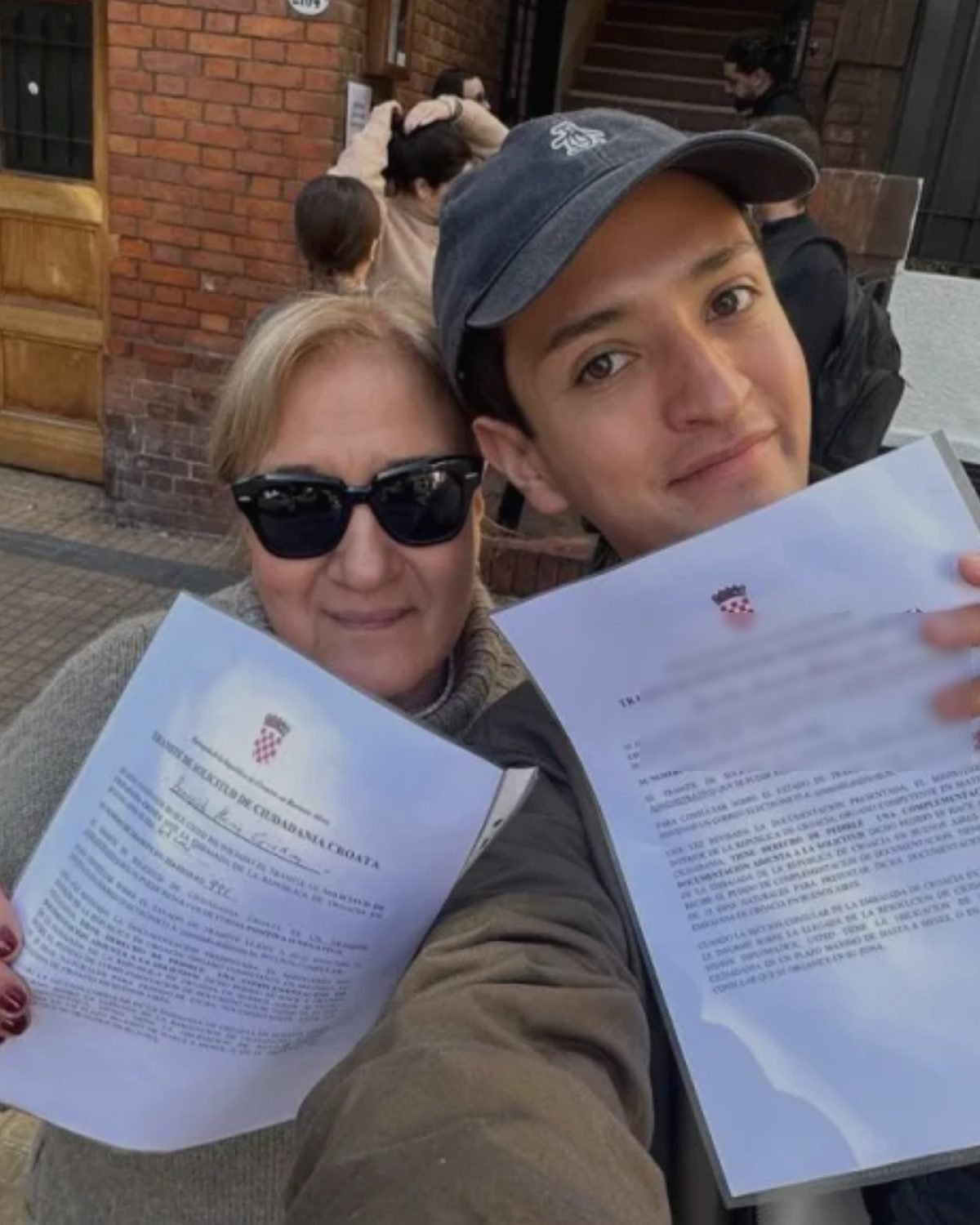 Madre e hijo sostienen sus solicitudes de ciudadanía croata