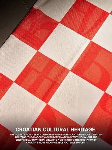 Primer plano del damero rojo y blanco de la camiseta titular, con letras glagolíticas tejidas en la tela