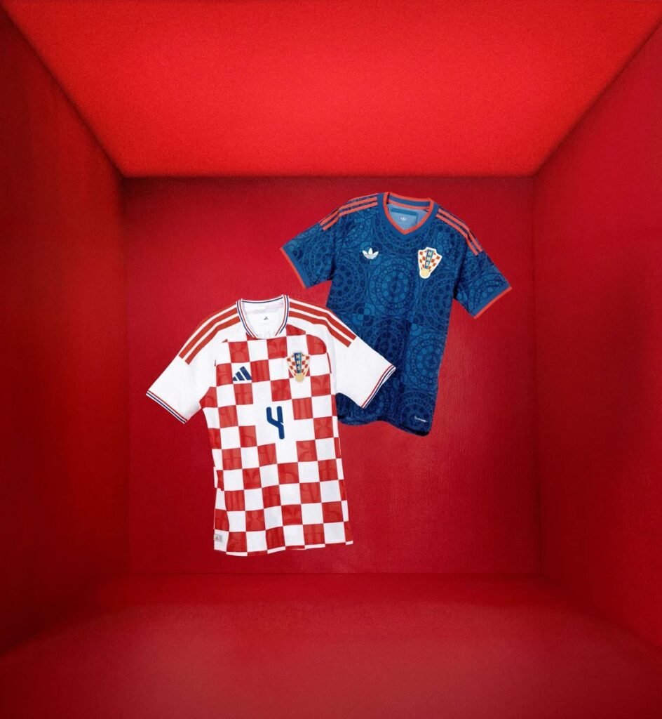 Las camisetas titular, de damero rojo y blanco, y alternativa, azul con encaje, flotando dentro de una caja roja