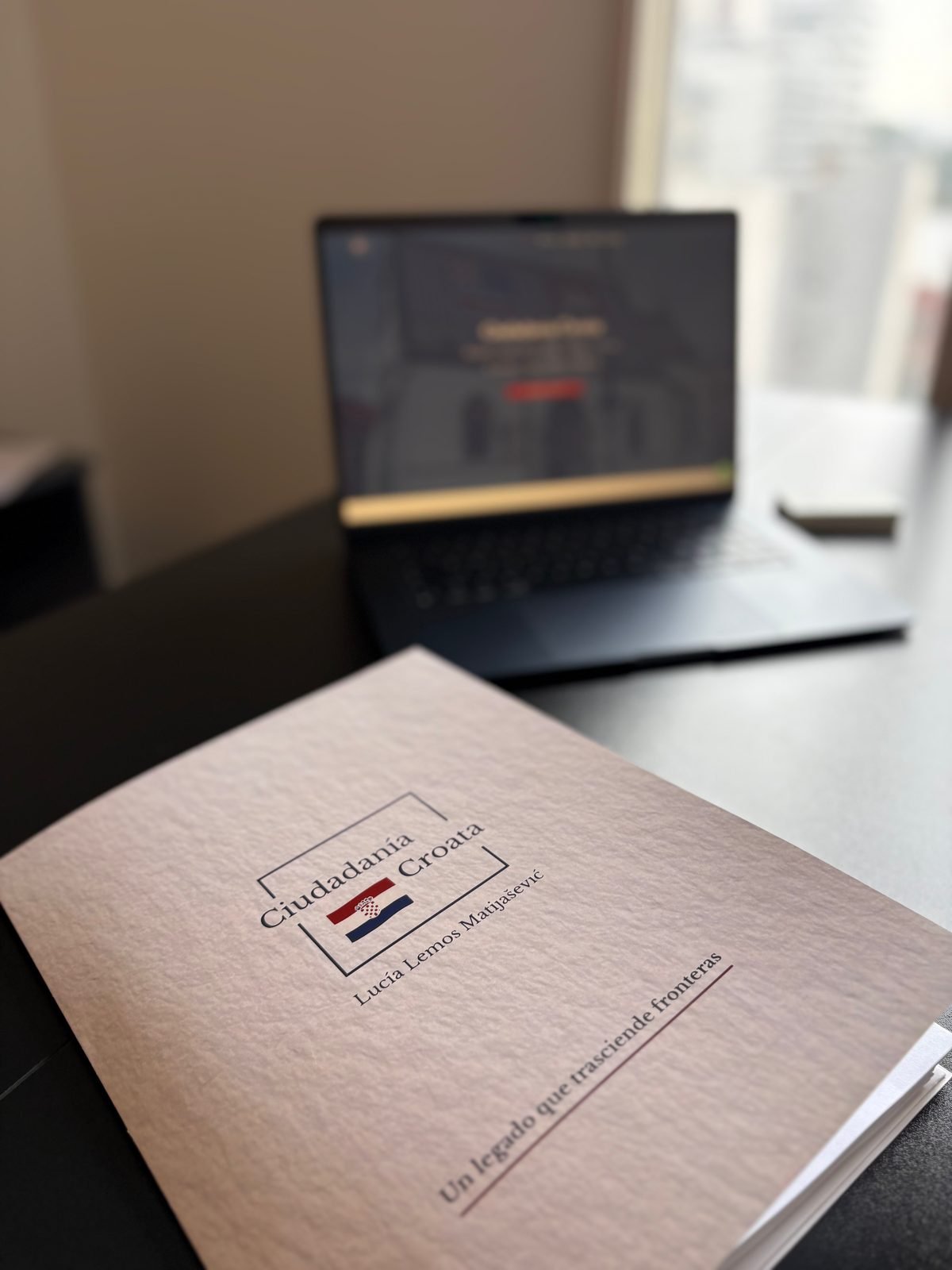 Laptop abierta sobre un escritorio durante una investigación genealógica para la ciudadanía croata